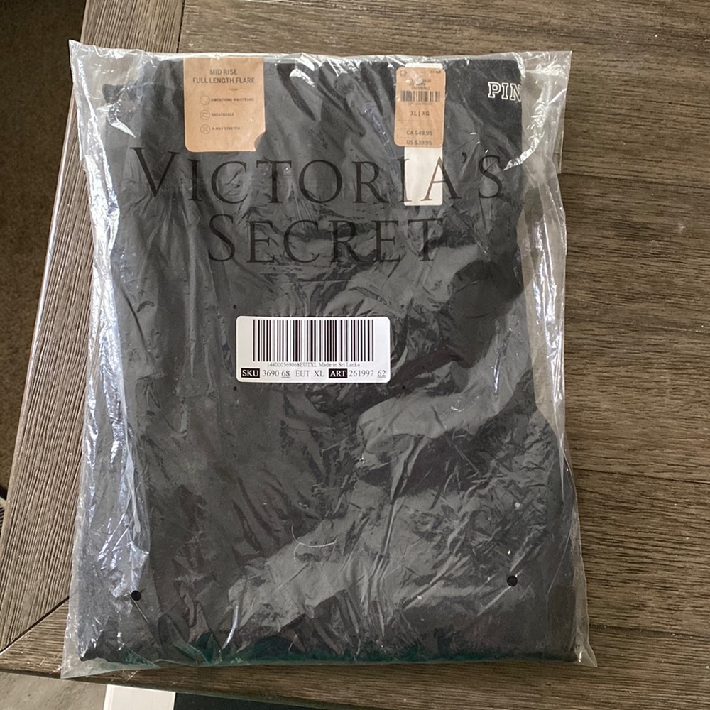 Victoria’s Secret Black Yoga Foldover Flare Leggings XL